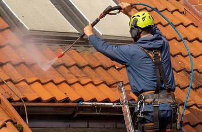Démoussage et hydrofuge de toiture à Pomps